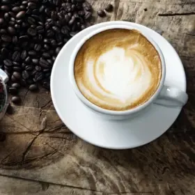 cafe kaffee frisch zubereitet bohnen schaum lecker